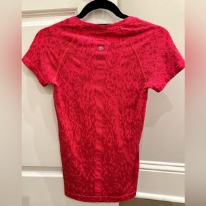 Lululemon Swiftly Tech Short-Sleeve Shirt 2.0, Size 4, Camo Red Rock/Flare